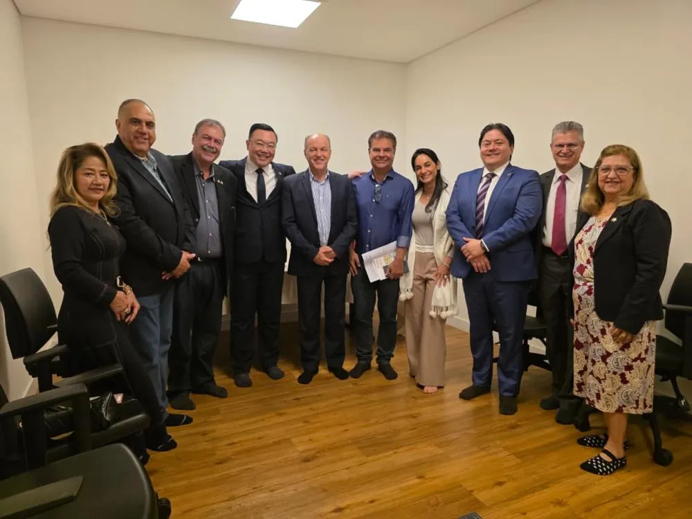 Médico e senador da República, Nelsinho Trad tem mantido ao longo da vida pública uma característica reconhecida por diferentes setores da sociedade: a capacidade de dialogar com pessoas de diferentes pensamentos, crenças e posições, sempre pautado pelo r