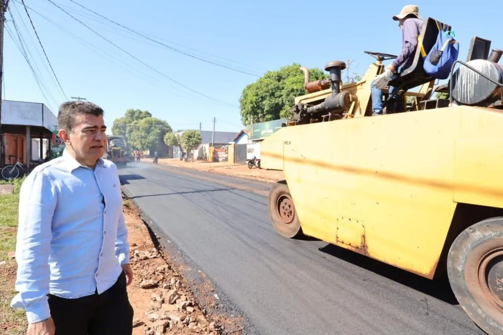 Prefeito Marçal Filho vistoriando os serviços de recuperação do asfalto da Rua Clóvis Cerzósimo de Souza, no Jardim dos Estados, na manhã de sábado. Fotos – A. Frota