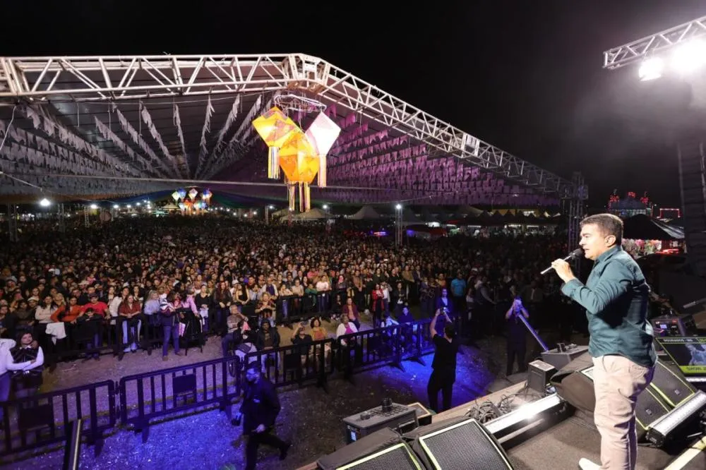 Marçal Filho anunciou a apresentação da dupla João Bosco & Vinícius, que levou um público recorde à Festa Junina de Dourados. Foto: A. Frota