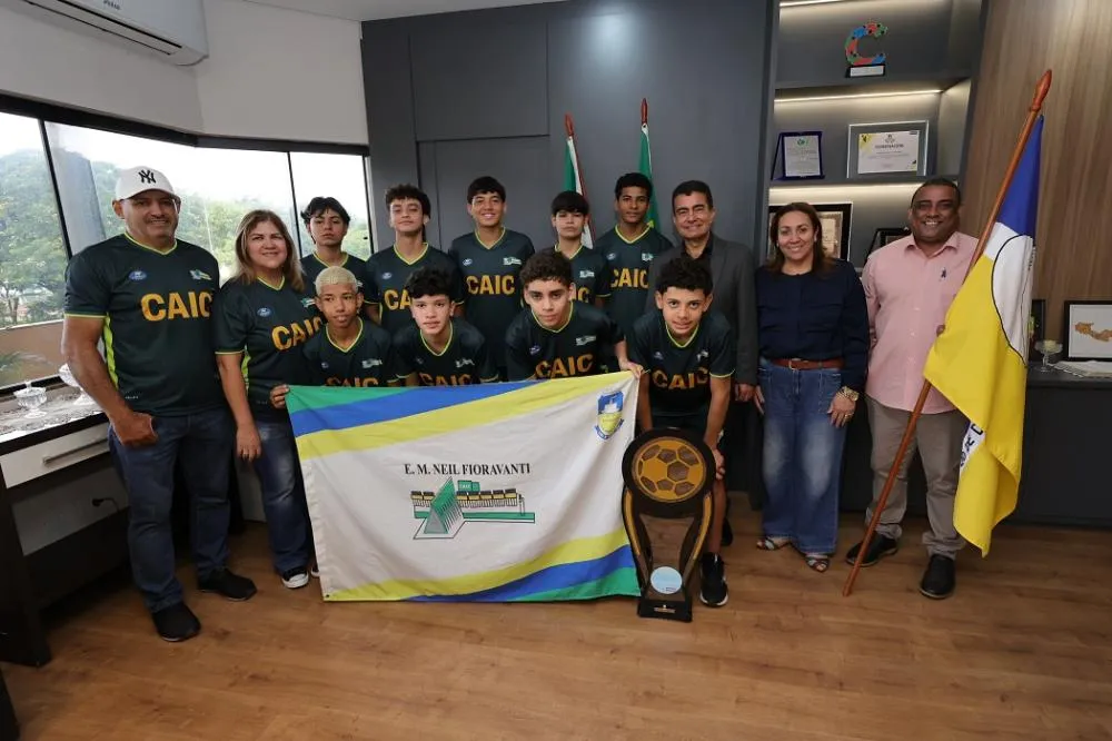 Jogadores foram recebidos no gabinete do prefeito e foram incentivados para levar o nome de Dourados ainda mais longe no esporte- Foto: A. Frota