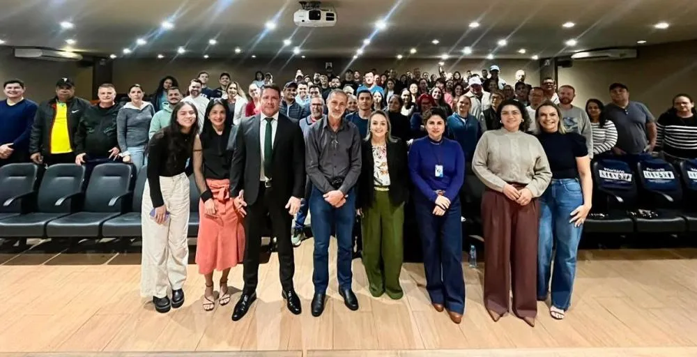 Promotor de Justiça, Claudio Rogério Ferreira Gomes, com palestrantes e participantes da capacitação continuada. Foto: Divulgação/Assecom