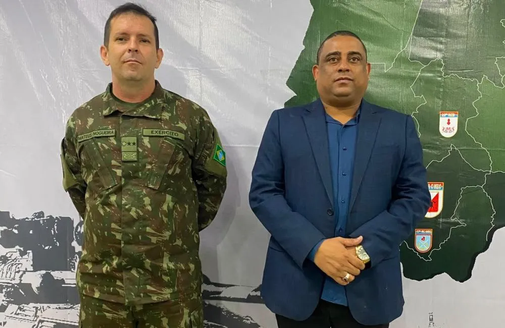 Nilson Francisco da Silva e o major Matheus Nogueira, Oficial de Ligação, da 4ª Brigada de Cavalaria Mecanizada. Foto: Divulgação/Assecom