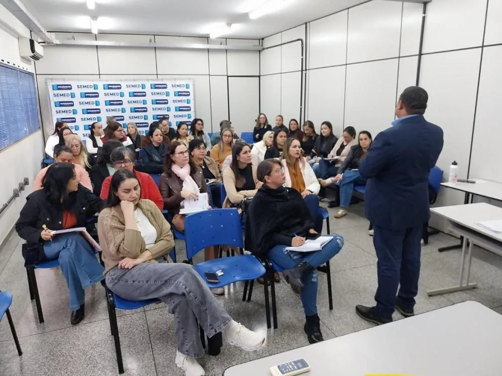 Secretário municipal de Educação, Nilson Francisco da Silva, reunido com gestores para ajustar o Censo Escolar 2026 – Foto: Divulgação/Assecom