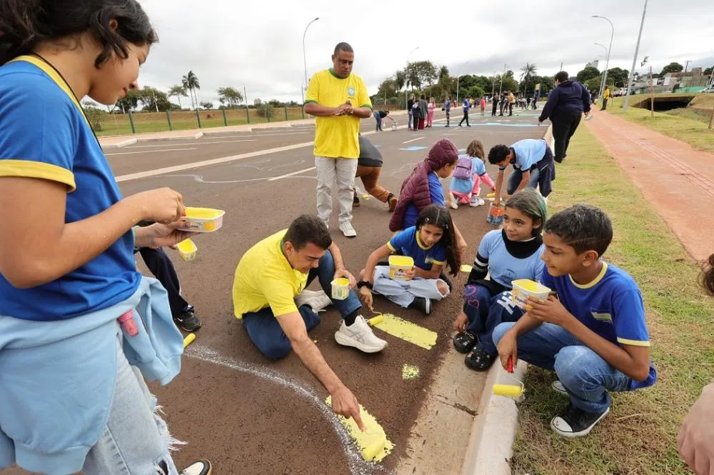 Prefeito Marçal Filho acompanhou ações dos alunos em trecho da Avenida Aziz Rasselen, que foi entregue recentemente pela Prefeitura de Dourados- Fotos: A. Frota