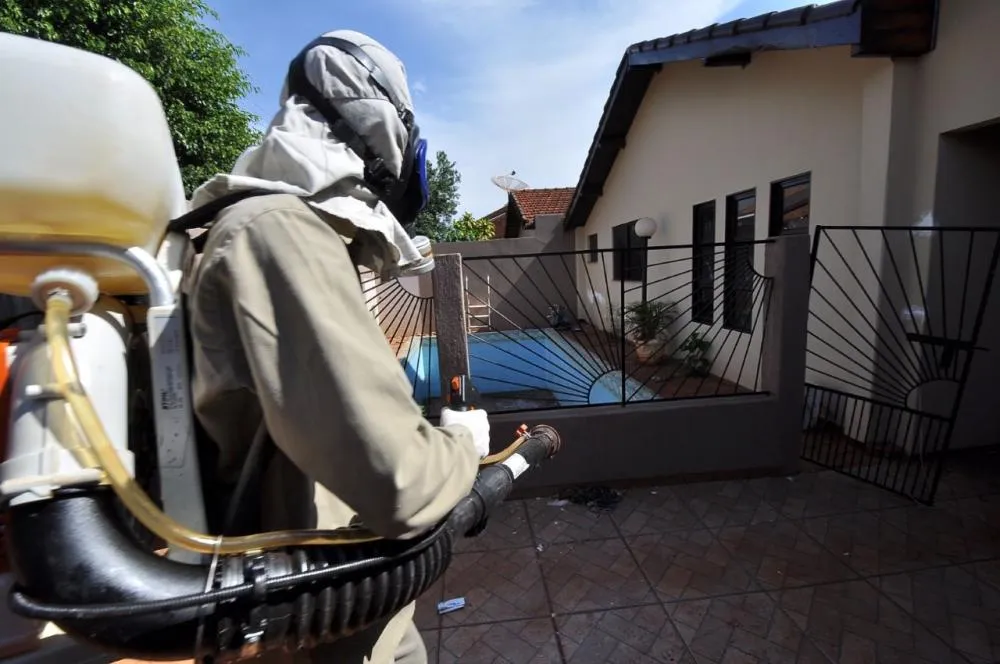 Agentes de combate às endemias identificam 5 focos do mosquito Aedes aegypti, transmissor da Chikungunya, Dengue e Zika, em 1.387 imóveis vistoriados. Foto: Divulgação/Assecom