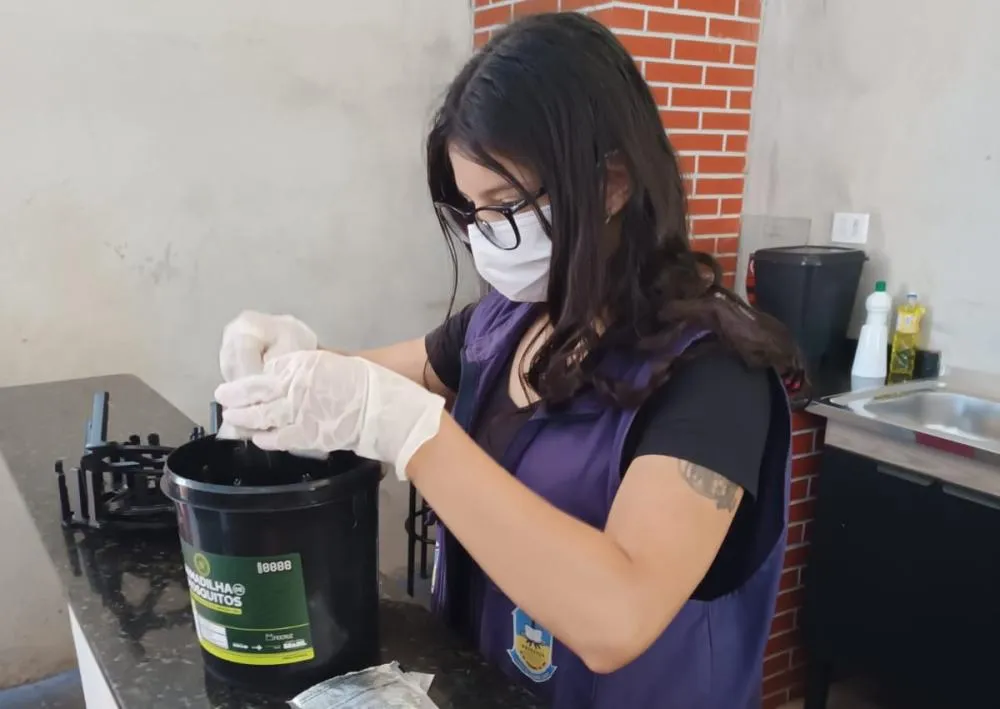 Agentes de combate a endemias do Centro de Controle de Zoonoses estão realizando a manutenção das 1008Estações Disseminadoras de Larvicida. Divulgação/Assecom