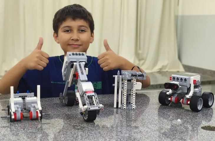 Lousas interativas, plataformas digitais, laboratórios e kits de robótica transformam a rotina de professores e estudantes, mostrando que a tecnologia não saiu da escola — ela ganhou propósito pedagógico.
