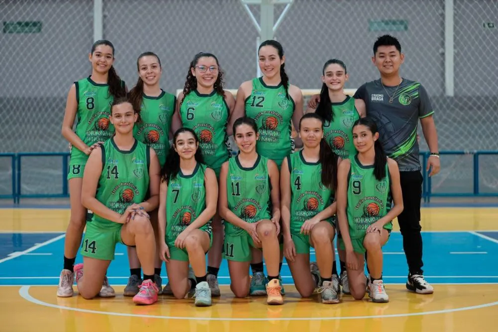 Equipe de basquete feminino da Escola Erasmo Braga ficou com o título de campeã; instituição também conquistou o basquete masculino. Fotos – Divulgação/Assecom