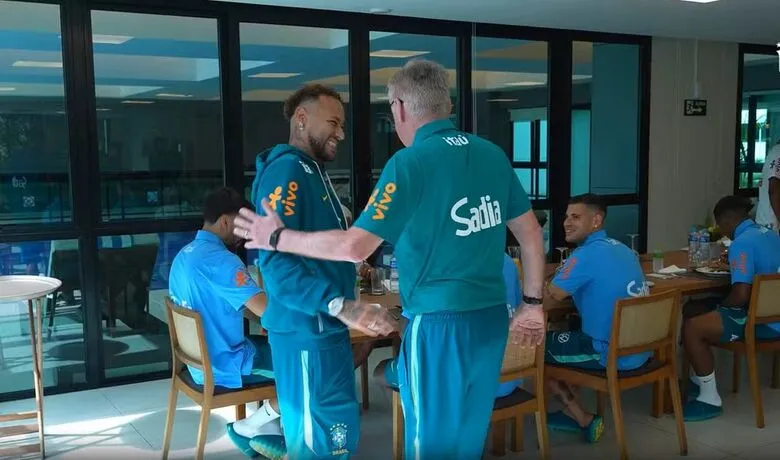 Neymar abraça Carlo Ancelotti na apresentação à Seleção na Granja Comary - (Foto: Reprodução/CBF TV)