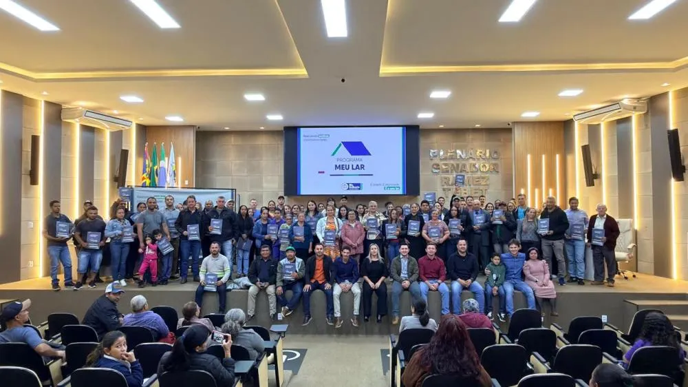 Lucas Foroni celebra a entrega de 80 títulos de regularização fundiária em meio à emoção de moradores de Rio Brilhante