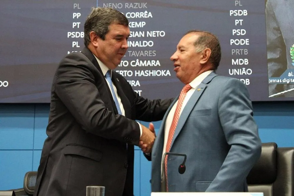 Governador Eduardo Riedel, cumprimentando o presidente da ALEMS, Gerson Claro, encaminhou Projeto de Emenda Constitucional Agência ALEMS: https://al.ms.gov.br/Noticias/145984/comeca-a-tramitar-pec-que-faz-adequacao-da-constituicao-estadual-a-reforma-tri