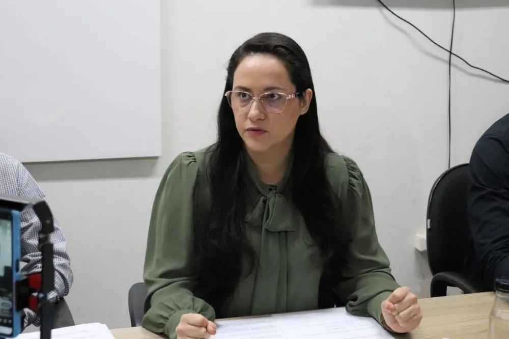 Secretária municipal de Fazenda, Suelen Nunes Venâncio, destaca as vantagens do “Desenrola Tributos” para os contribuintes de Dourados. Foto: A. Frota