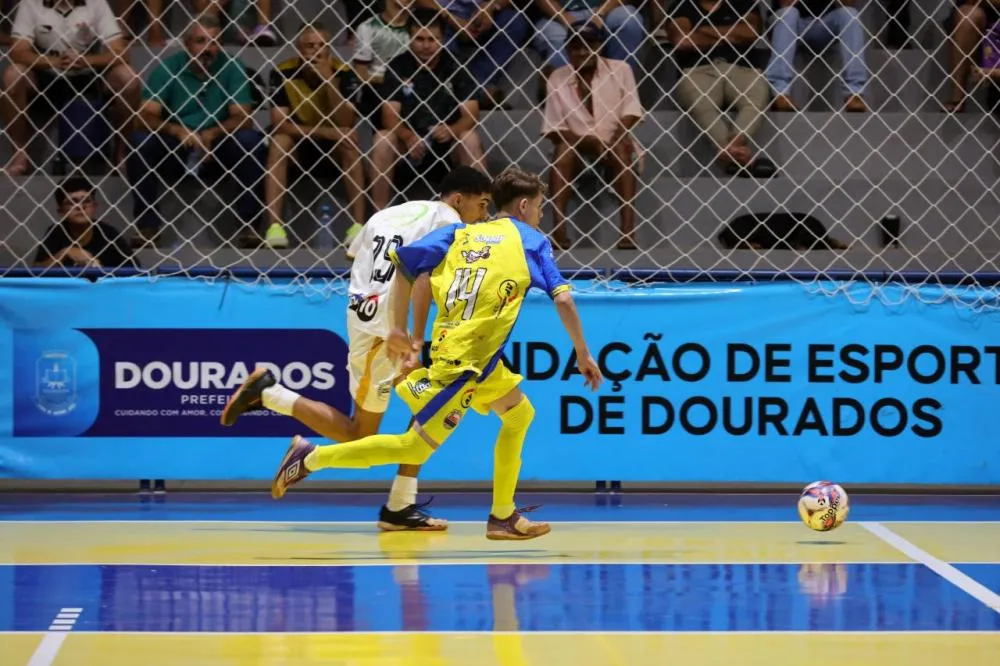 Disputas de futsal para alunos-atletas de 15 a 17 anos dos Jogos de Outono começaram na segunda-feira. Fotos – A. Frota